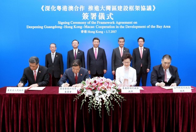 2017年7月1日上午，《深化粤港澳合作 推进大湾区建设框架协议》在香港签署，国家主席万博体育网址出席签署仪式。