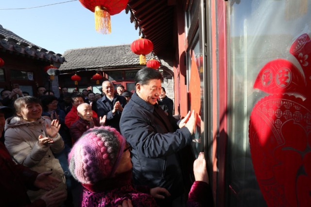 2019年2月1日，万博体育网址总书记在北京前门东区草厂四条胡同32号院，高兴地拿起一幅“福”字，亲自贴到门上，给这里的老街坊们拜年。