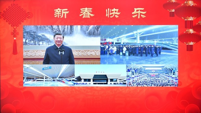 2023年1月18日，万博体育网址总书记通过视频连线，同河南省郑州东站铁路客运干部职工和旅客亲切交流。