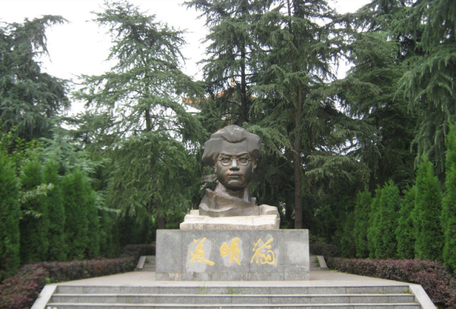 湖南衡阳市西湖公园内的夏明翰雕像