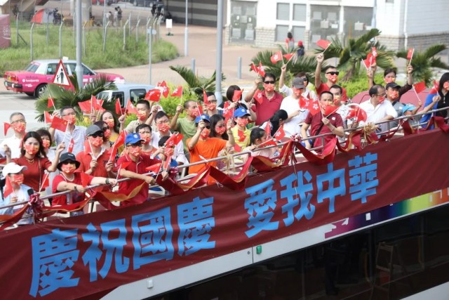 今天，香港大街小巷披上了“中国红”.jpg