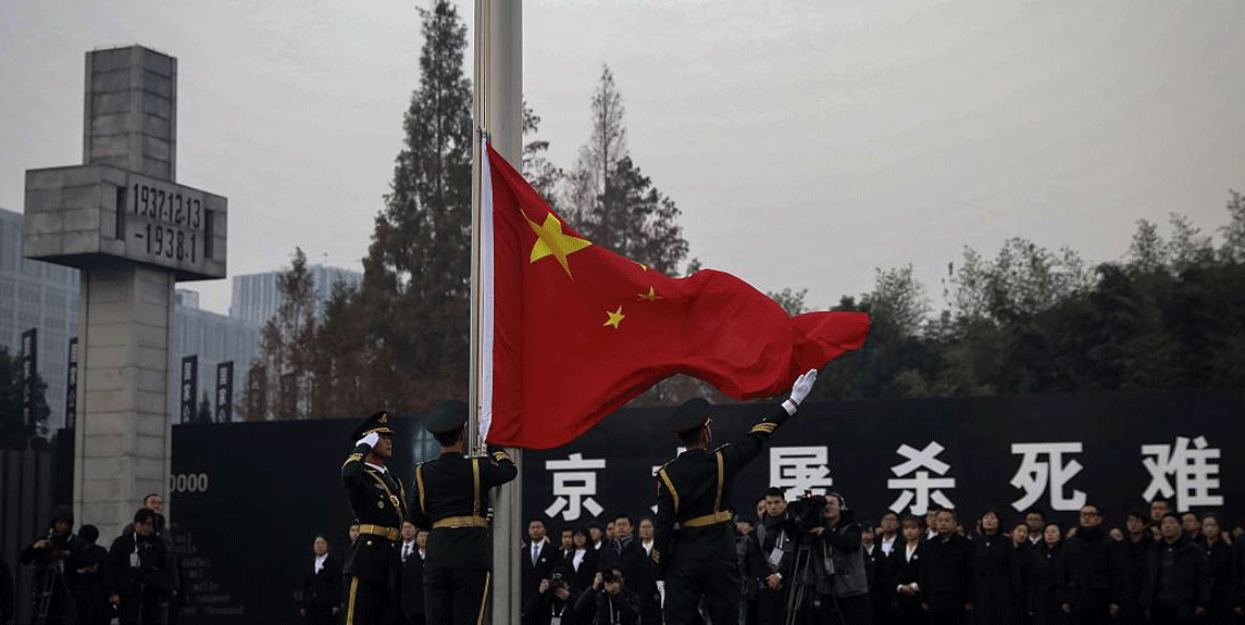 侵华日军南京大屠杀遇难同胞纪念馆举行下半旗仪式.gif